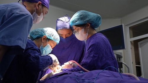 Bệnh nhân phải phẫu thuật vì biến chứng sau hóc xương cá