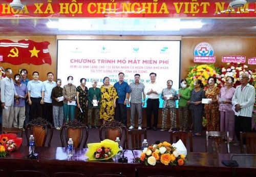 Trao quà cho người dân phẫu thuật mắt miễn phí tại xã Giồng Riềng