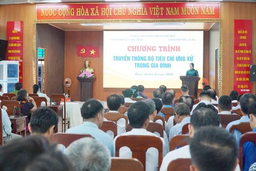 Chương trình truyền thông Bộ tiêu chí ứng xử trong gia đình tại phường Vỹ Dạ. Ảnh: S.Thùy