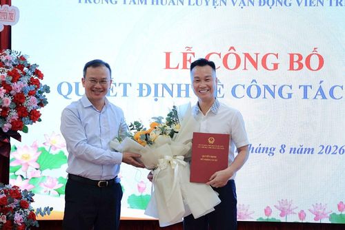 Ông Nguyễn Hồng Minh, Phó Cục trưởng Cục Thể duc thể thao Việt Nam trao Quyết định bổ nhiệm và tặng hoa cho ông Lê Thanh Hà