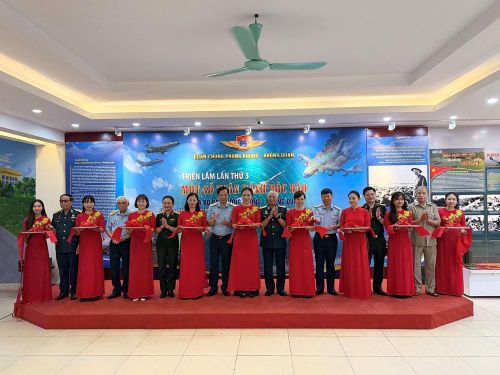 Các đại biểu cắt băng khai mạc triển lãm