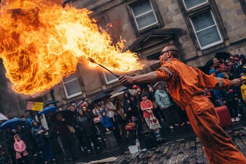 Ở Edinburgh tháng 8, nghệ thuật tìm đến khán giả. Một nghệ sĩ có thể giới thiệu vở diễn ngay trên đường. Ảnh: Internet