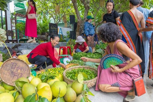 Du khách mua nông sản vùng cao tại Tân Thành. Ảnh: Xuân Quý - TTXVN