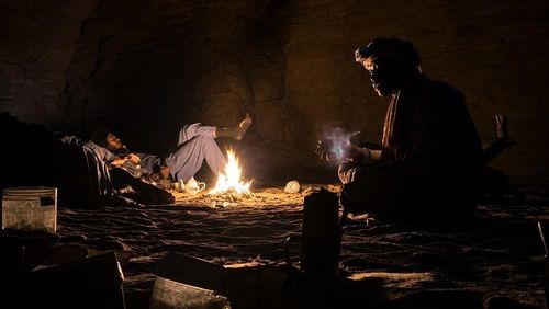 Đốt lửa sưởi ấm nghỉ đêm trong hang động