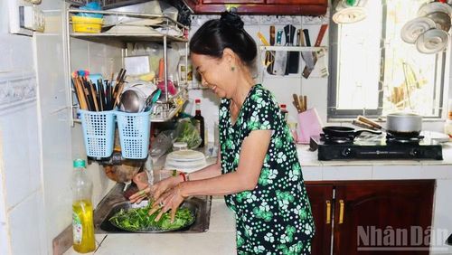 Người dân xã An Viễn phấn khởi khi được sử dụng hệ thống nước máy sau nhiều năm mong đợi.