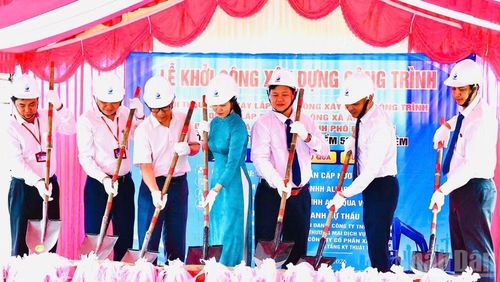 Lãnh đạo xã An Viễn cùng đại diện Công ty cổ phần cấp nước Đồng Nai thực hiện nghi thức khởi công dự án lắp đặt tuyến ống cấp nước sạch trên địa bàn ấp An Phú.