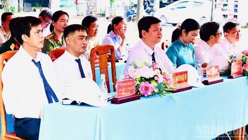 Lãnh đạo xã An Viễn cùng đại diện Công ty cổ phần cấp nước Đồng Nai tham dự lễ khởi công dự án lắp đặt tuyến ống cấp nước sạch trên địa bàn ấp An Phú.