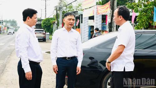 Lãnh đạo xã An Viễn trao đổi với phóng viên Báo Nhân Dân về đầu tư hệ thống nước sạch, góp phần nâng cao chất lượng cuộc sống của người dân trên địa bàn. (Ảnh: TUẤN KHẢI)