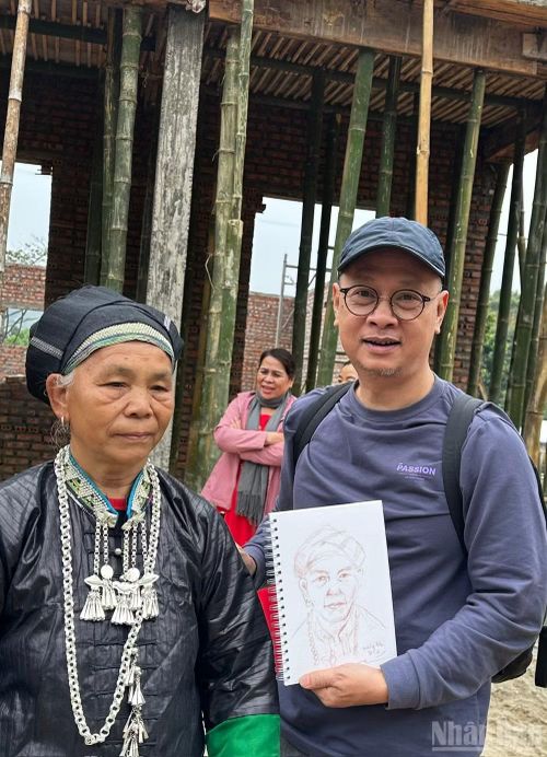 Họa sĩ Nguyễn Hồng Tuấn ký họa chân dung người phụ nữ dân tộc thiểu số. (Ảnh: Thu Trang)