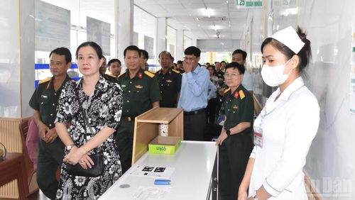 Tham quan khu khám bệnh dành cho quân nhân và cán bộ hưu trí cao cấp.
