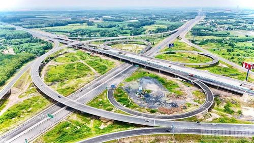 Nút giao Long Thành kết nối cao tốc Thành phố Hồ Chí Minh-Long Thành-Dầu Giây; cao tốc Biên Hòa-Vũng Tàu và đường T1, T2 sân bay Long Thành tại phường Long Thành.