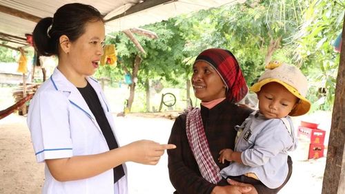 Cán bộ Trạm Y tế xã Thuận Bắc, tỉnh Khánh Hòa chủ động tìm đến từng gia đình đồng bào dân tộc Raglai ở địa phương thiếu điều kiện đi lại để thăm hỏi, tư vấn và kiểm tra sức khỏe cho người dân.