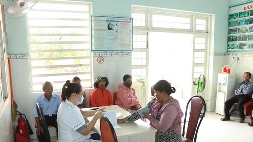 Nhiều đồng bào dân tộc thiểu số Raglai đến khám bệnh, theo dõi sức khỏe tại điểm Trạm Y tế Phước Kháng thuộc Trạm Y tế xã Thuận Bắc, tỉnh Khánh Hòa. (Ảnh: NGUYỄN TRUNG)