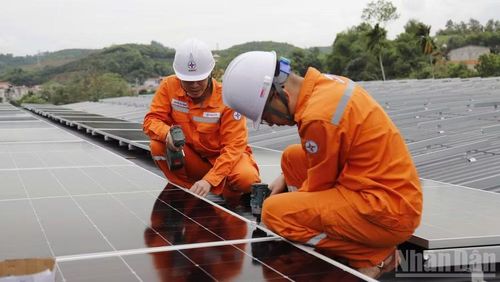 Hệ thống điện mặt trời mái nhà được lắp đặt tại Công ty Điện lực Lào Cai góp phần tiết kiệm chi phí và nâng cao hiệu quả sử dụng năng lượng. (Ảnh: Công ty Điện lực Lào Cai)