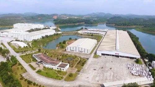 Việc chủ động điều chỉnh phương án sản xuất, sử dụng điện hợp lý giúp Công ty trách nhiệm hữu hạn một thành viên Đá trắng Bảo Lai giảm chi phí tiền điện. (Ảnh: Công ty Điện lực Lào Cai)