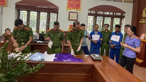 Cơ quan điều tra kiểm tra tang vật của vụ án. (Ảnh: Trần Tuấn)