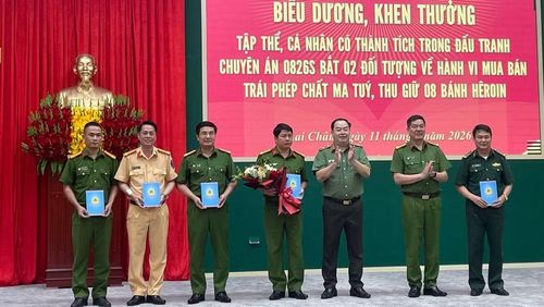  Lãnh đạo Công an Lai Châu biểu dương, khen thưởng đại diện Ban Chuyên án. (Ảnh: Trần Tuấn) 