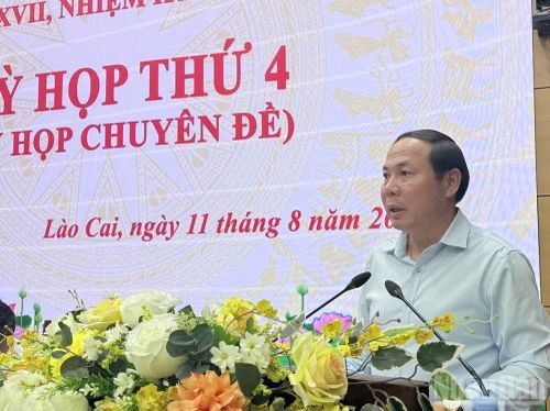 Đồng chí Trần Ngọc Luận, Giám đốc Sở Khoa học và Công nghệ tỉnh báo cáo tờ trình tại kỳ họp.