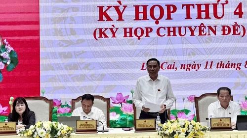 Đồng chí Hoàng Giang, Phó Bí thư Thường trực Tỉnh ủy, Chủ tịch Hội đồng nhân dân tỉnh phát biểu tại kỳ họp. (Ảnh: THANH SƠN)