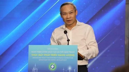 Ông Phan Đức Hiếu, Ủy viên thường trực Ủy ban Kinh tế và Tài chính của Quốc hội phát biểu tại diễn đàn. Ảnh: Hoàng Anh