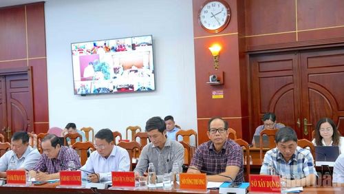 Đại biểu là lãnh đạo cấp sở, ngành cấp tỉnh Cà Mau tham gia hội nghị tại đầu cầu Ủy ban nhân dân tỉnh. (Ảnh: Hữu Tùng)