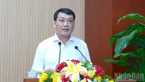 Giám đốc Sở Nội vụ tỉnh Cà Mau Nguyễn Minh Nhứt trình bày báo cáo tại hội nghị về thực trạng nguồn lao động tại Cà Mau. (Ảnh Hữu Tùng)