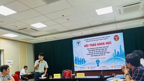 Tiến sĩ Đặng Vũ Cảnh Linh phát biểu tại hội thảo khoa học về trí thức trẻ do Liên hiệp Hội Việt Nam tổ chức vào tháng 7/2026. (Ảnh: LÊ HỒNG)