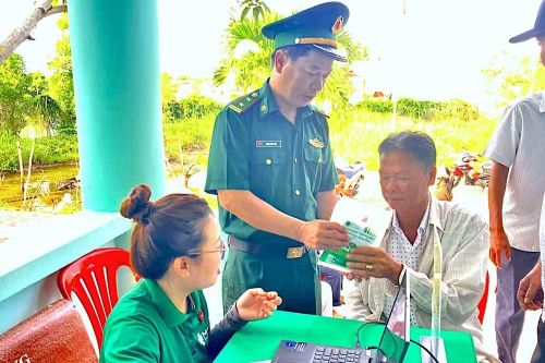 Người dân được nhận thuốc bệnh mắt miễn phí. (Ảnh: HOÀNG TÁ)