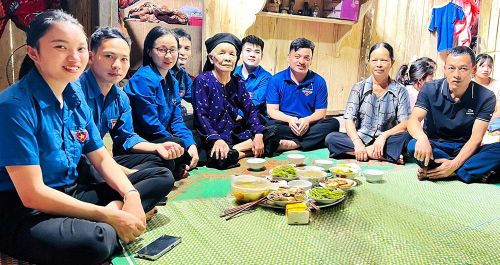 Cán bộ, đoàn viên xã Thanh Thủy quây quần bên mẹ Lý Thị Xoa. Ảnh: THIÊN THANH