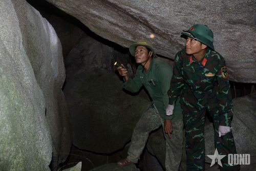 Những ngách đá đều được bộ đội và các lực lượng rà tìm kỹ.