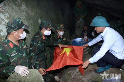 Lực lượng chức năng quy tập được một bộ hài cốt liệt sĩ nằm gần cửa hang Cư Jú.