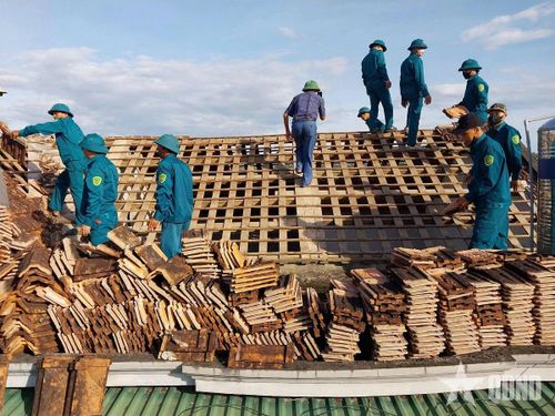Cán bộ, chiến sĩ, dân quân xã Bạch Hà giúp gia đình ông Nguyễn Văn Lý, con đẻ người hoạt động kháng chiến bị nhiễm chất độc hóa học, sửa chữa nhà.