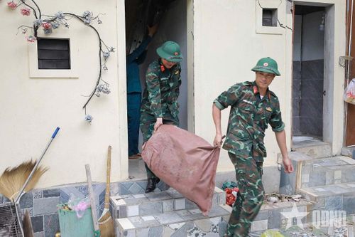 Cán bộ, chiến sĩ, dân quân xã Bạch Hà giúp gia đình ông Nguyễn Văn Lý, con đẻ người hoạt động kháng chiến bị nhiễm chất độc hóa học, sửa chữa nhà.
