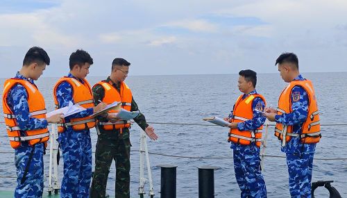 Trung tá Đoàn Xuân Phú giảng dạy trực quan cho cán bộ, nhân viên, chiến sĩ Tàu CSB 4038. Ảnh: TRẦN THANH LONG