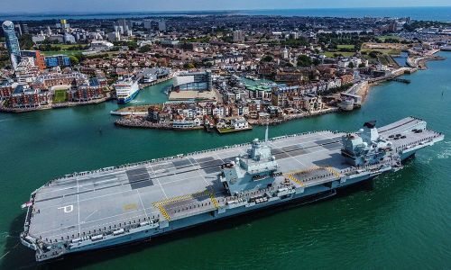 Tàu sân bay HMS Prince of Wales của Anh tại cảng Portsmouth. Ảnh: The Guardian