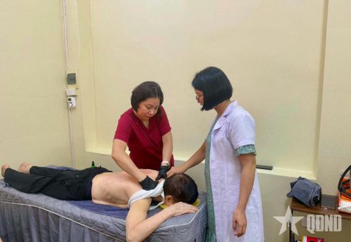 Người cao tuổi tham gia các hoạt động chăm sóc sức khỏe.
