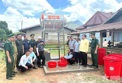  Đồn Biên phòng cửa khẩu quốc tế La Lay và các nhà thiện nguyện trao tặng giếng nước cho bà con nhân dân Lào. 