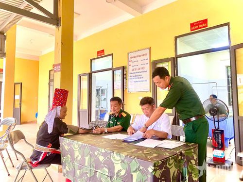 Thăm khám, tư vấn sức khỏe cho người dân. 