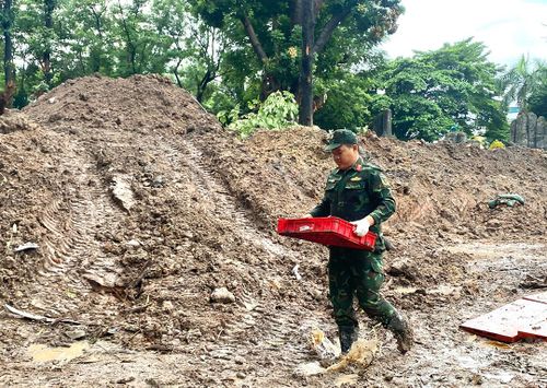 Lực lượng chức năng thực hiện nhiệm vụ tìm kiếm, quy tập hài cốt liệt sĩ tại Công viên Lê Thị Riêng. 
