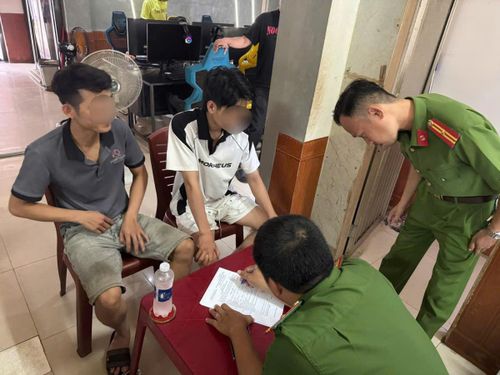 Công an xã Hòa Vang kiểm tra, test nhanh ma túy tại các tiệm Internet trên địa bàn.