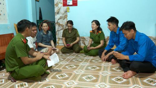 Cán bộ chiến sĩ Công an và đoàn viên thanh niên phường Hòa Xuân đến tận nhà hỗ trợ những gia đình không có thời gian đến điểm hướng dẫn, giúp người dân cài đặt và sử dụng các tiện ích trên VNeID.