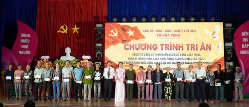 Lãnh đạo xã Hòa Vang tặng quà cho người có công, gia đình chính sách.