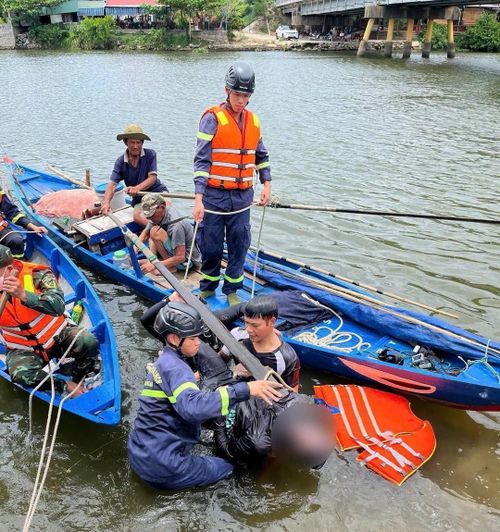 Lực lượng tìm kiếm phát hiện thi thể nạn nhân.
