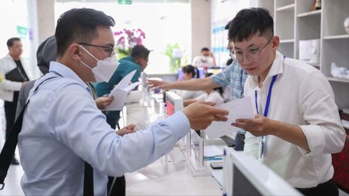 Người dân làm thủ tục hành chính tại Trung tâm Phục vụ hành chính công phường Bến Thành, TPHCM. Ảnh: KHẢ HÂN