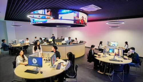  Sinh viên Trường ĐH Văn Lang trong giờ học thực hành - Ảnh: THANH HÙNG 