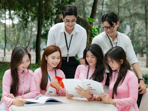  Sinh viên Trường ĐH Tôn Đức Thắng trao đổi trong thông tin trong giờ học nhóm - Ảnh: THANH HÙNG 