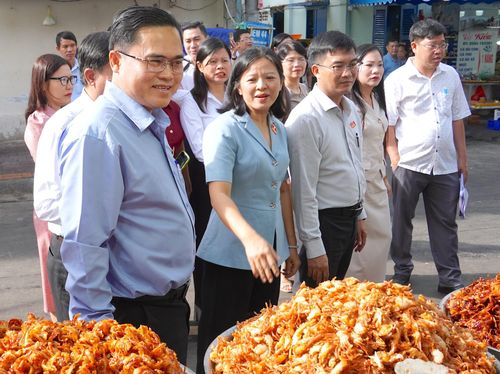  Thành viên đoàn giám sát ATTP tại chợ hải sản Xóm Lưới. QUANG HUY 