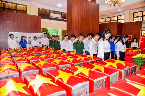  Người dân dành một phút mặc niệm, thành kính tưởng nhớ các Anh hùng Liệt sĩ tại Nhà quan Liệt sĩ Công viên Lê Thị Riêng 