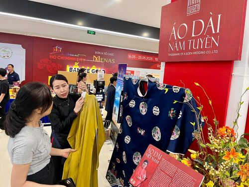  Du khách chọn mua áo dài truyền thống tại một sự kiện về quà tặng diễn ra ở TPHCM 