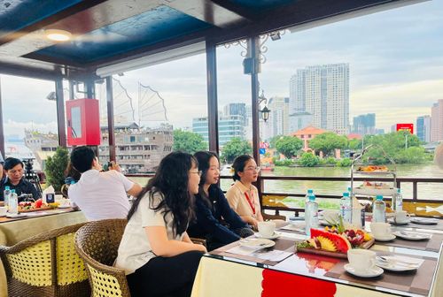  Du khách trải nghiệm tour ngắm hoàng hôn trên sông Sài Gòn 